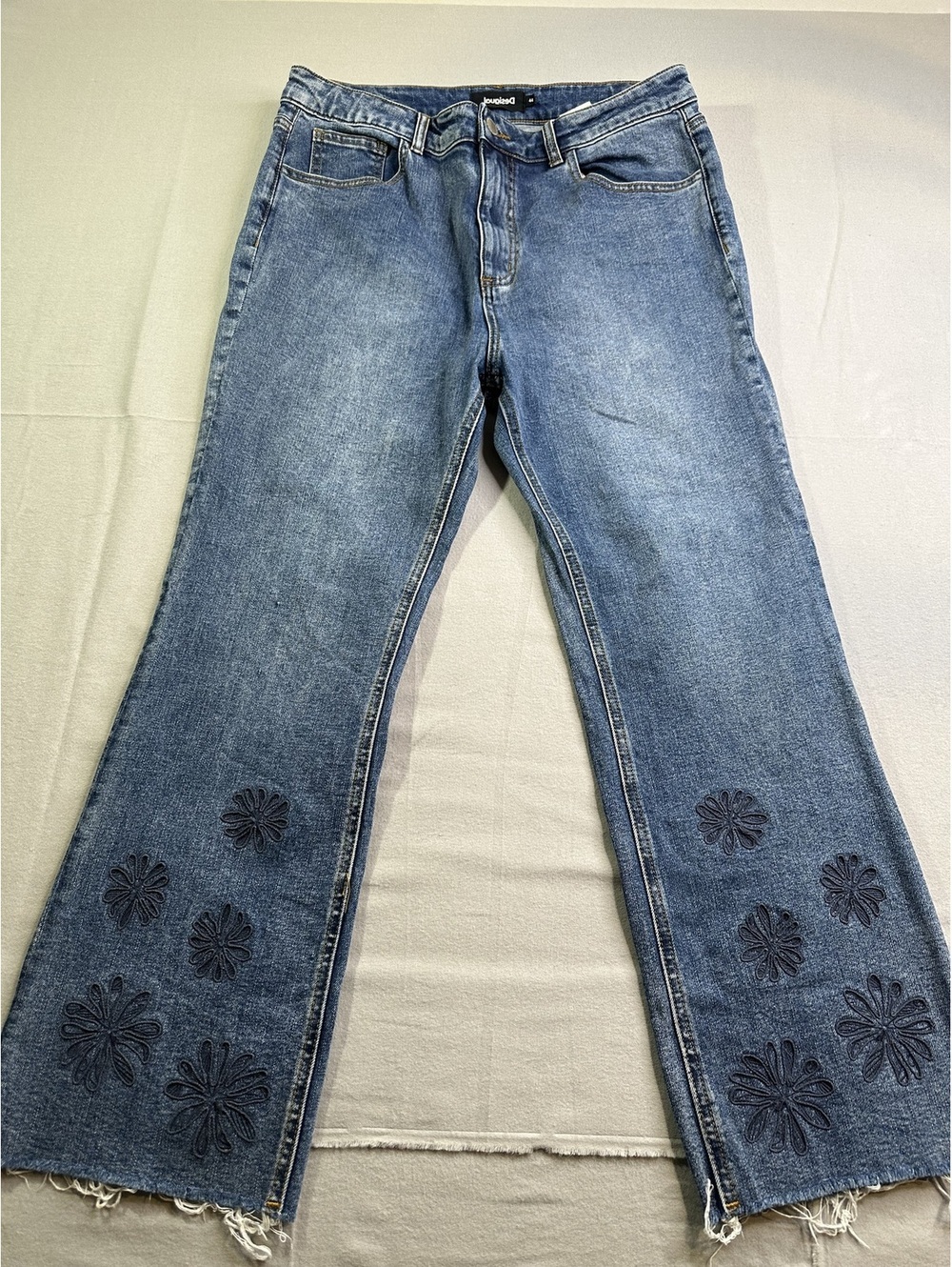 Desigual Floral Appliqué Wide Leg Cropped Jeans Women’s Size 44 Blue Raw Hem